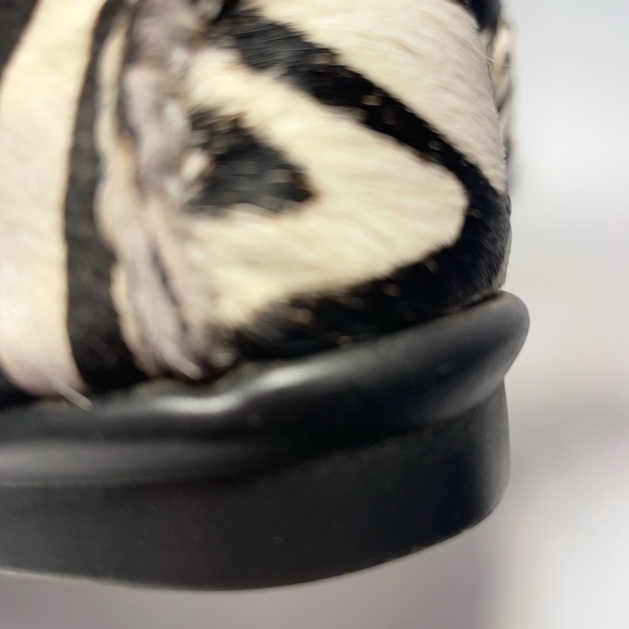 Aerosoles Nuwlywed Zebra Flats Silver Buckle Black Ivory Dyed Calf Hide SZ 7.5 - Picture 3 of 10